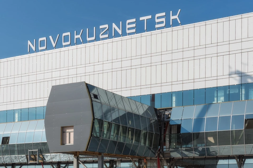 Парковка в новокузнецком аэропорту. Аэропорт Новокузнецк новый терминал. Аэропорт Новокузнецк Внуково. Аэропорт Новокузнецк фото. Аэропорт Новокузнецк логотип
