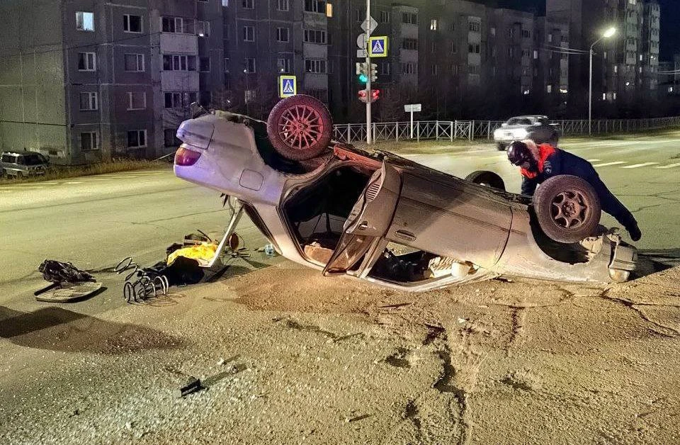 Автомобиль перевернулся после ДТП в Магадане Фото: ГИБДД Магадана