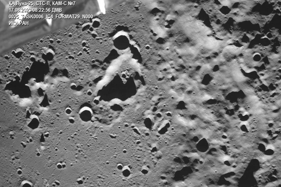 Снимок аппаратурой СТС-Л космического аппарата «Луна-25» района кратера Зееман на обратной стороне Луны, полученный 17 августа 2023 г. в 08:22:56 дмв во время полета по орбите искусственного спутника Луны. Фото: ИКИ РАН