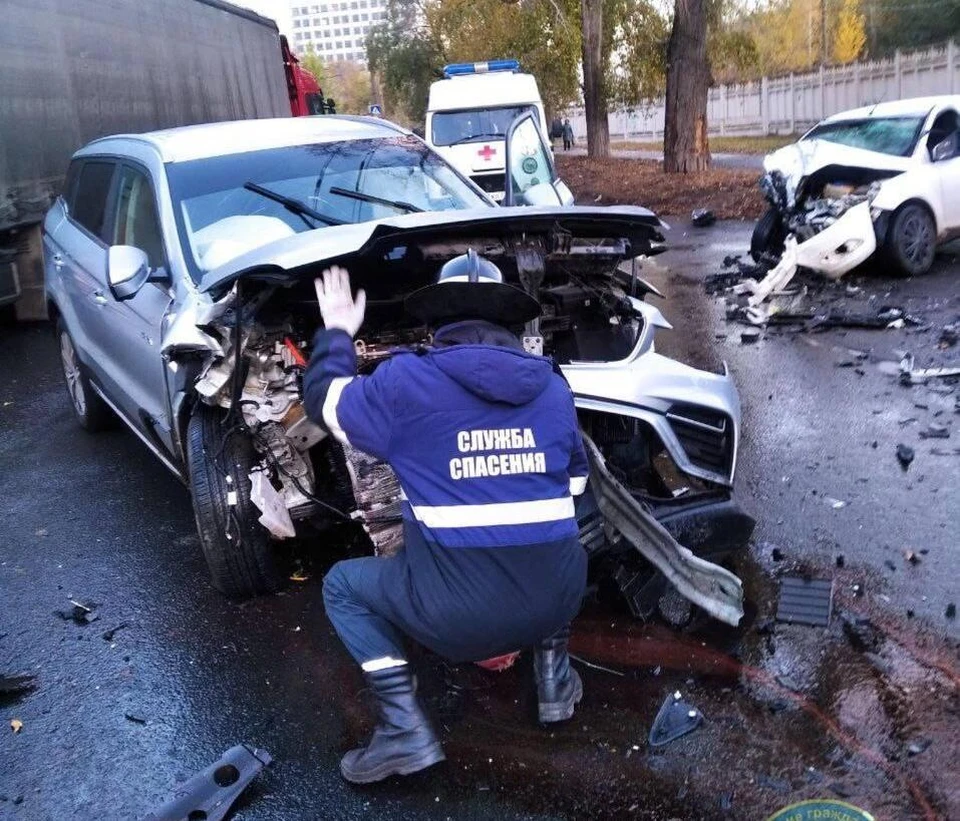 В Ульяновске спасатели предотвратили возгорание автомобилей после ДТП -  KP.RU