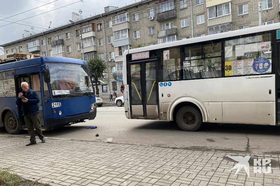 Троллейбус №9 протаранил на улице Дзержинского в Рязани автобус №30.