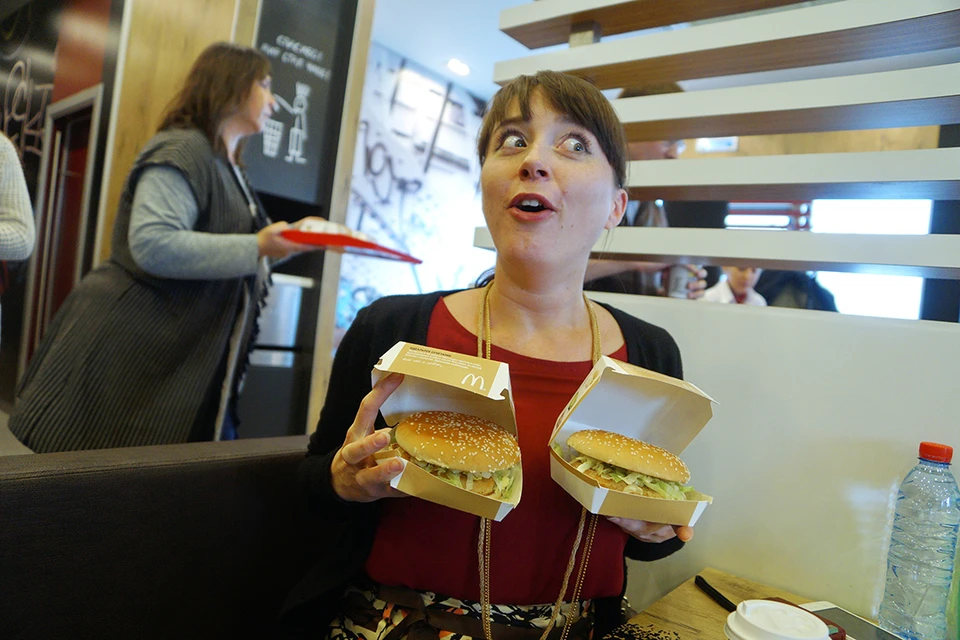 Депутат Госдумы предложил запретить рекламу фастфуда и сладкой газировки.