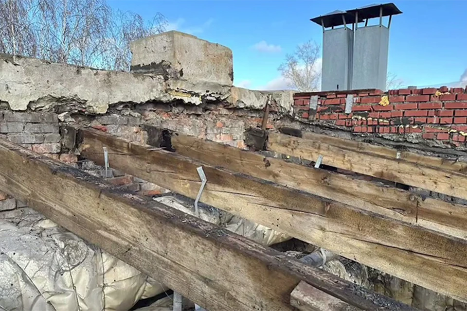 В Кемерове из-за критической проблемы увеличили сроки ремонта школы №19. Фото: Кадр видео.