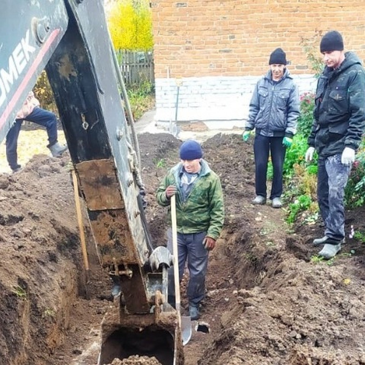 Более 100 квартир остались без отопления из-за прорыва в теплосети в  Удмуртии - KP.RU