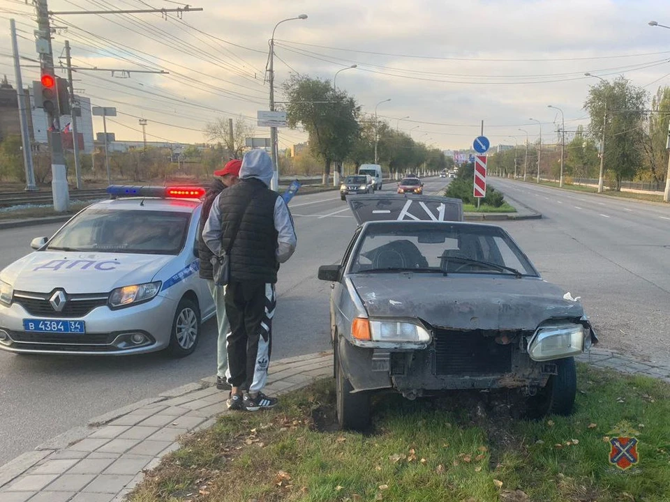 Пьяный 22-летний водитель без прав уничтожил свой ВАЗ-2114 в Волгограде