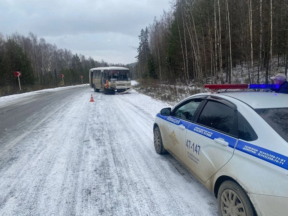 Водитель Renault Logan не справился с управлением и оказался на встречной полосе. Фото: отдел пропаганды ГИБДД Свердловской области