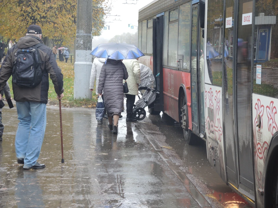 Водители автобусов назвали 4 причины, по которым они не могут подъехать вплотную к тротуару.