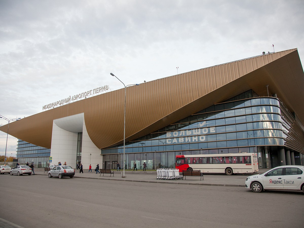 Самолет из Санкт-Петербурга при посадке в Перми выкатился за пределы полосы  - KP.RU