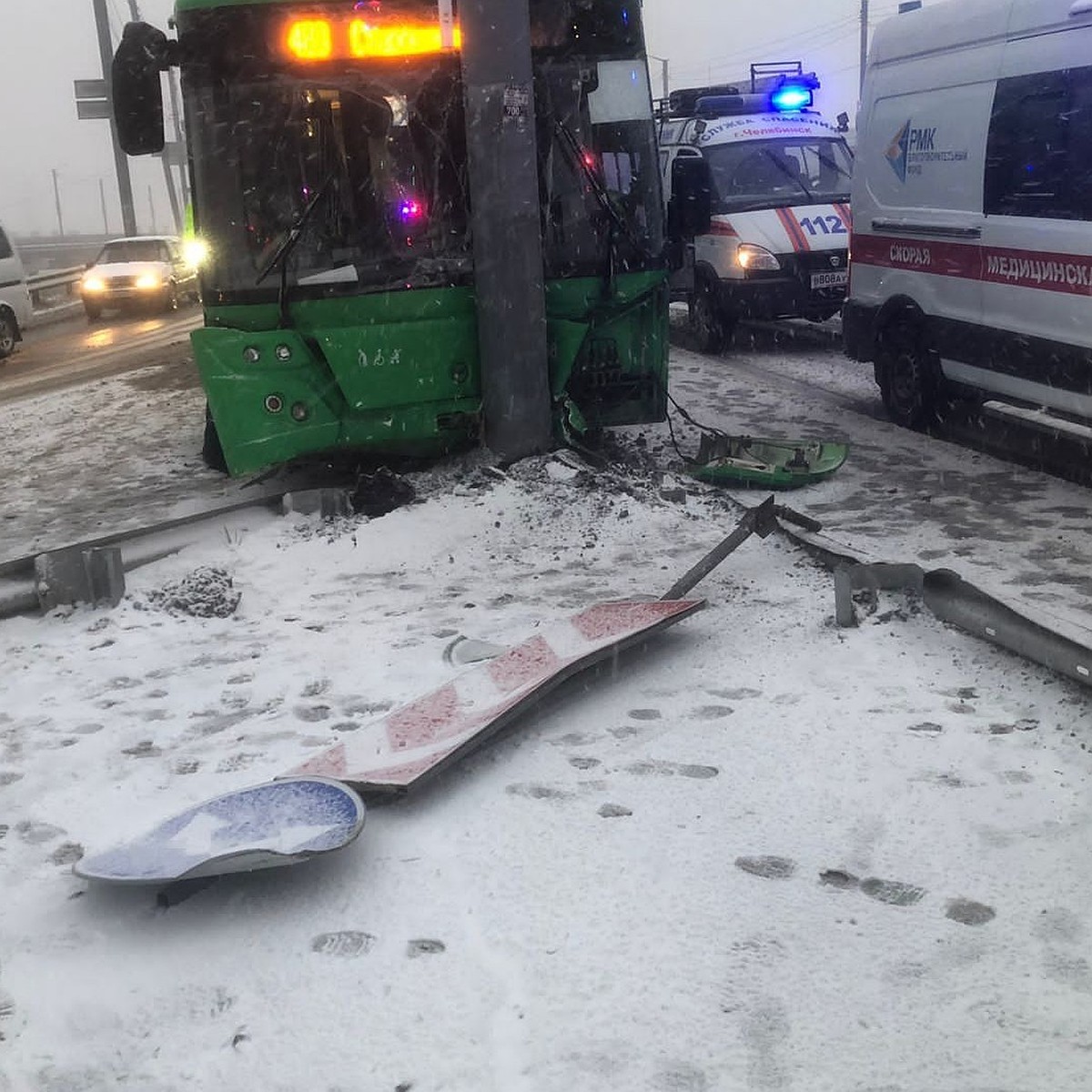 В Челябинске пассажирский автобус врезался в столб после столкновения с  «Пежо» - KP.RU