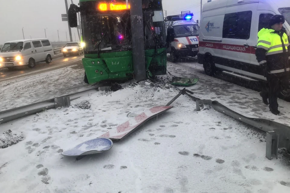 ДТП произошло в районе моста у железнодорожного вокзала в Челябинске. Фото: Госавтоинспекция Челябинска