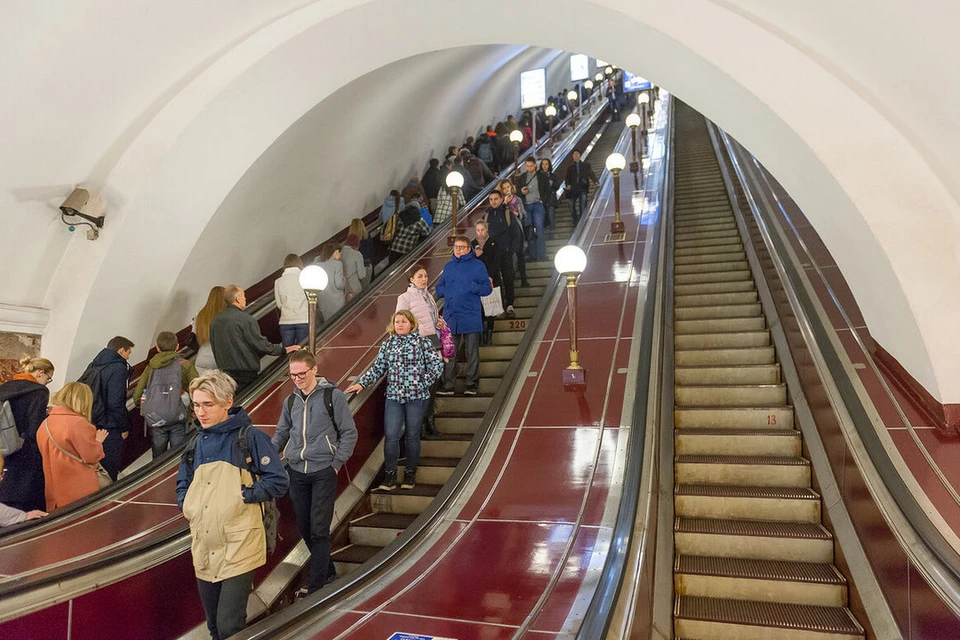 На станции метро «Обухово» в Петербурге восстановили работу эскалатора.