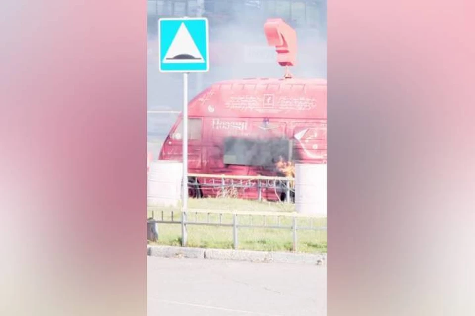 В Иркутске очевидец поделился кадрами пожара в фургончике с едой. Фото: Личный архив очевидца