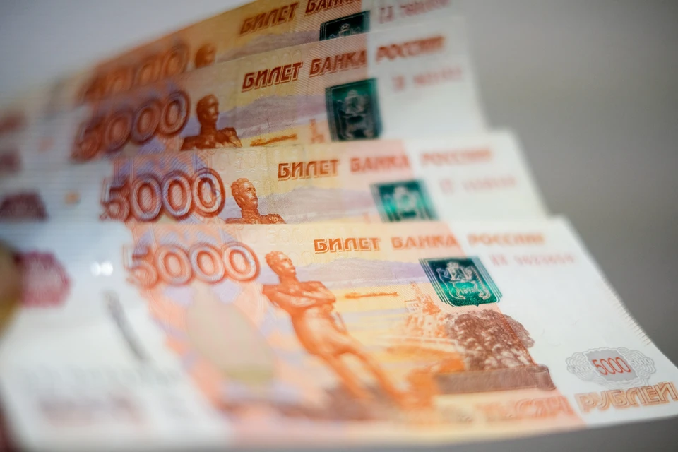 Пенсионерка получила 100 тысяч рублей компенсации за падение на наледи в Петербурге.