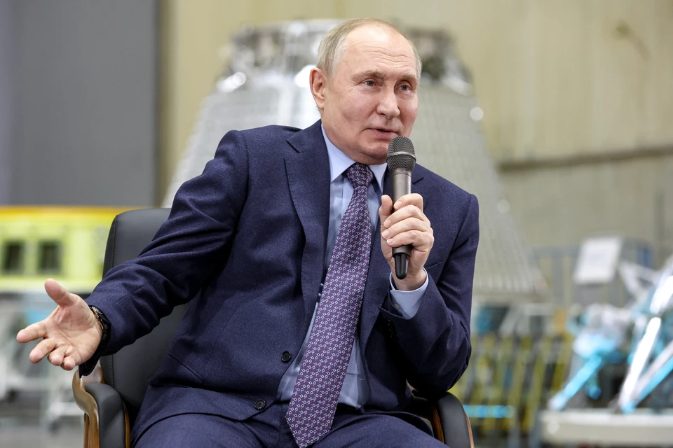 Королев. Президент РФ Владимир Путин во время встречи с молодыми учеными и специалистами космической отрасли на территории ракетно-космической корпорации (РКК) "Энергия" имени С.П. Королева. Фото: Сергей Бобылев/ТАСС