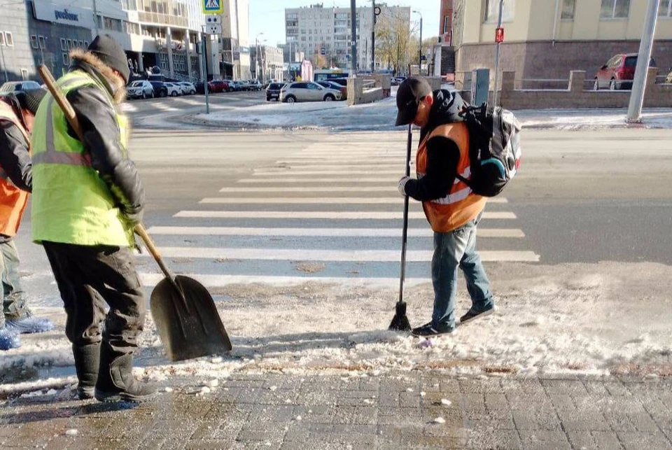 В городе расчищают остановки общественного транспорта и пешеходные переходы. Фото: мэрия Челябинска