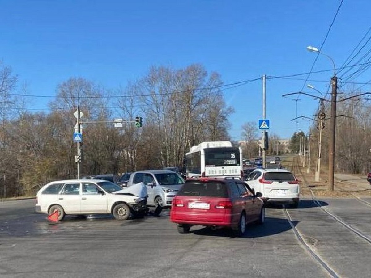 Две иномарки столкнулись в районе Депо-2 в Хабаровске - KP.RU