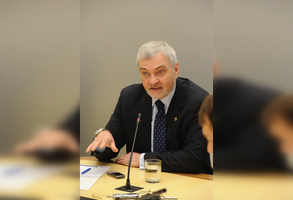 Владимир Уйба из-за возгорания нефтяного резервуара проведет в Усинске оперштаб. Фото: Михаил Фролов.
