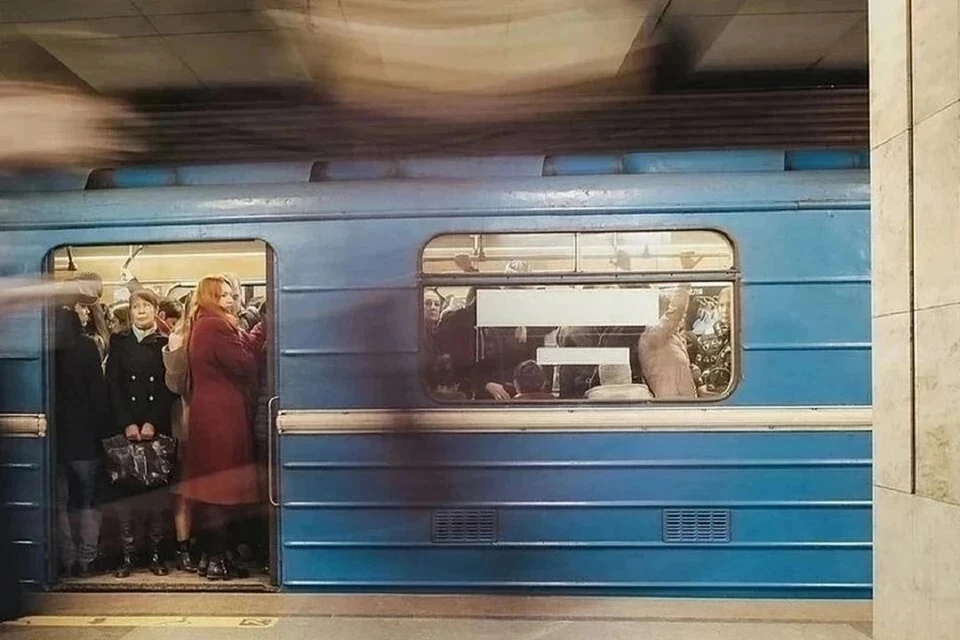 Жительницу Новосибирска зажало дверьми в вагоне метро.