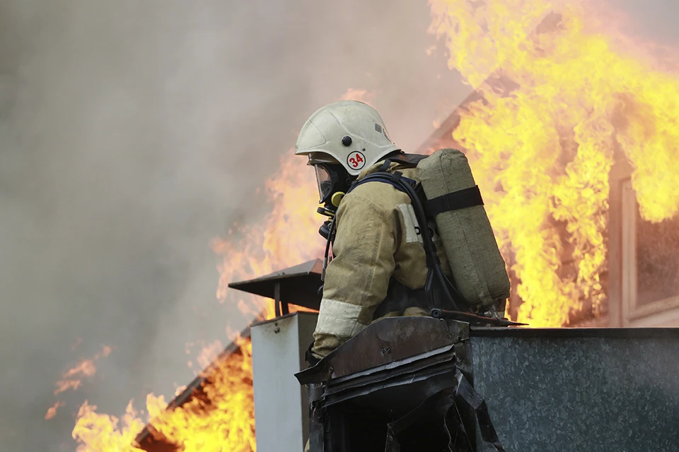 В Южно-Сахалинске двое погибли при пожаре в доме без пожарного извещателя.