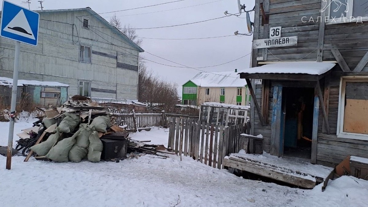 Подъезд дома №36 по улице Чапаева в Салехарде восстанавливают после  смертельного пожара - KP.RU