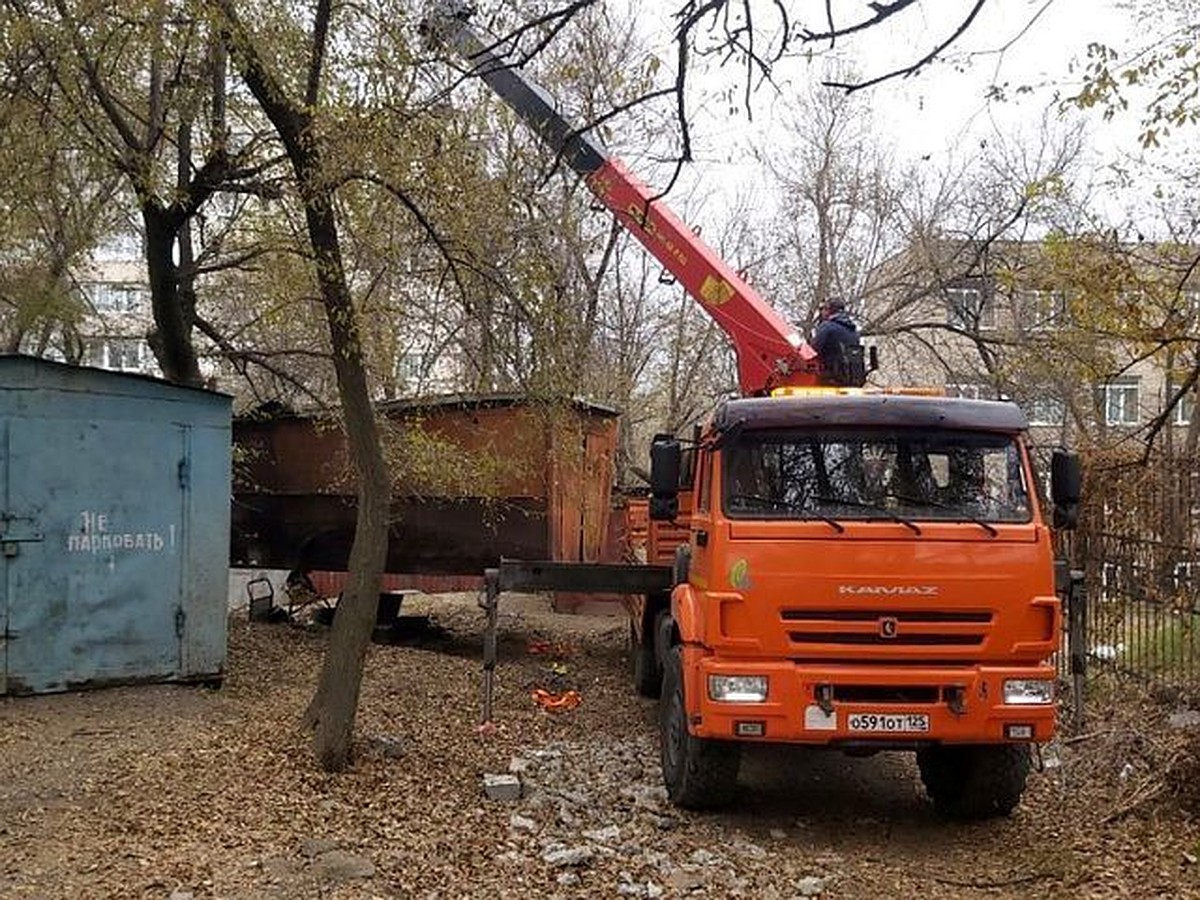 Вещи отправят на свалку: в столице Приморья убирают нелегальные объекты -  KP.RU