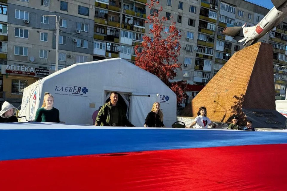 Жители Лисичанска накануне Дня народного единства развернули 100-метровый флаг России. Фото: ER.RU.