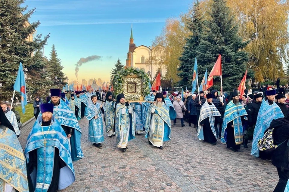 Молебное пение и шествие возглавлял митрополит Казанский и Татарстанский Кирилл. Фото: пресс-служба Татарстанской митрополии