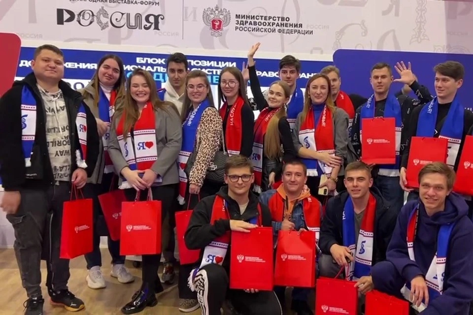 Экспозицию Минздрава России «На службе здоровья!» посетили студенты из ДНР и ЛНР. Фото: Пресс-служба Минздрава России