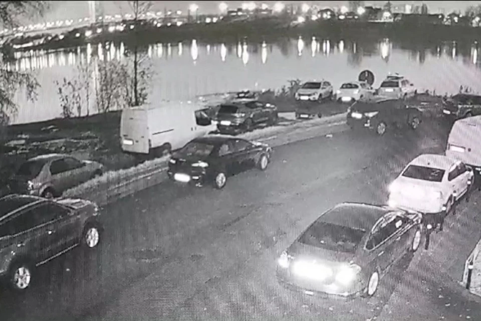 Полиция поделалась видео, где запечатлен момент скатывания иномарки вместе с пассажиркой в Неву. Фото: ГУ МВД России по Петербургу и Ленобласти