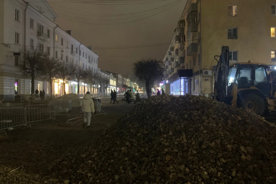 Трёху благоустраивают, старой плитки на ремонтируемом участке уже не сыскать.