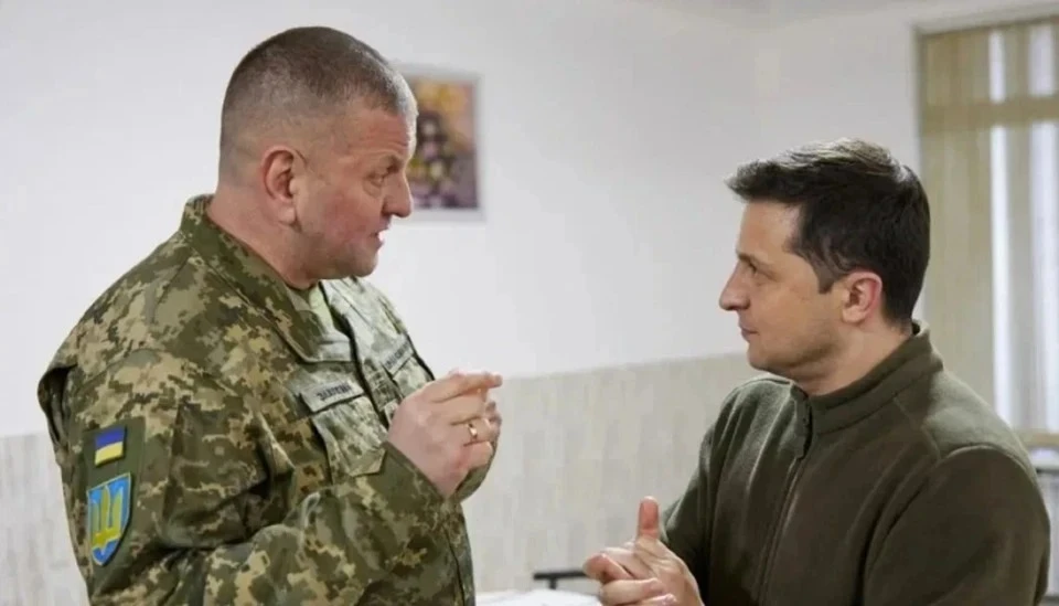 Экс-аналитик ЦРУ Джонсон заявил, что Зеленский провоцирует военный переворот на Украине