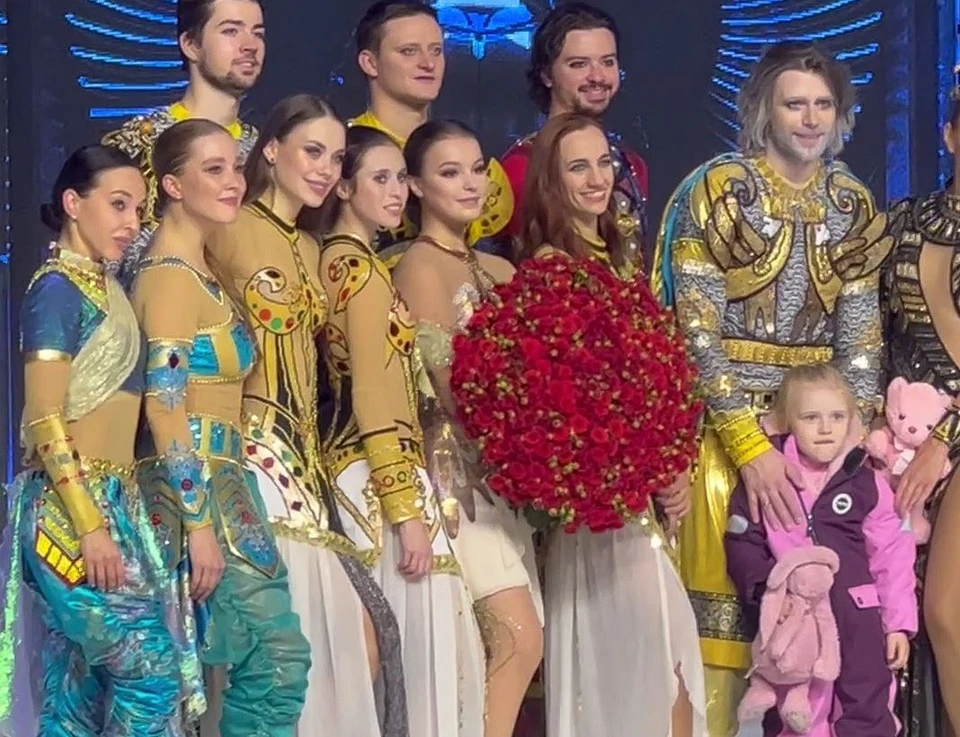Петр Чернышев появился на льду с подросшей дочкой Милой. Фото: скрин из видео