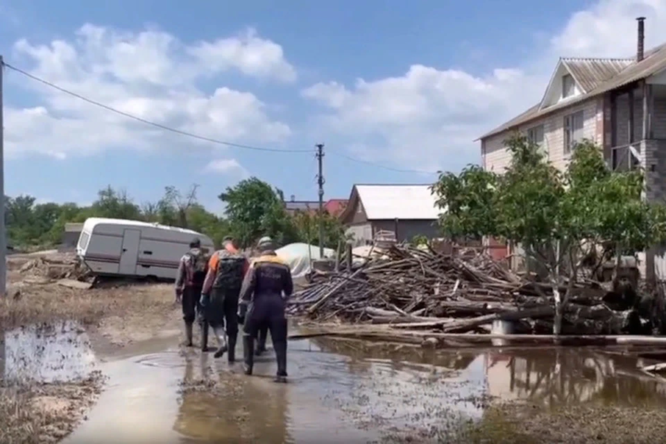 Спасатели ликвидируют последствия затопления после разрушения Каховской ГЭС в Алешках. Фото: МЧС России