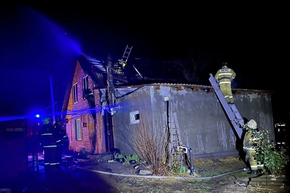 В ЛНР в селе Ольховая едва не сгорел частный дом. Фото - МЧС ЛНР