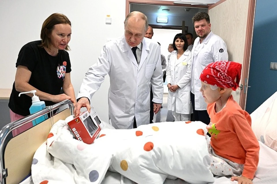 Ребенок спрятался от Владимира Путина под одеялом - KP.RU