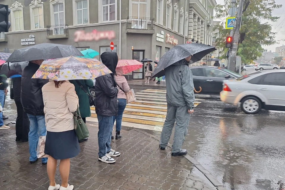 Сегодня на работу ростовчане "доплывают" под зонтами.