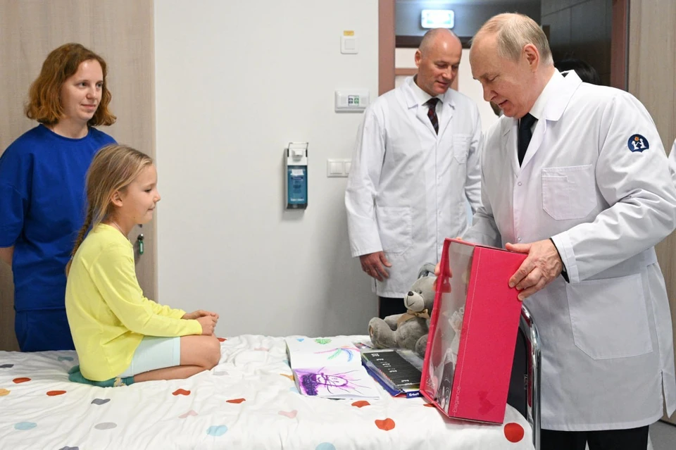 Визит главы государства отвлек девочку от мыслей об операции. Фото: Алексей Филиппов/POOL/ТАСС