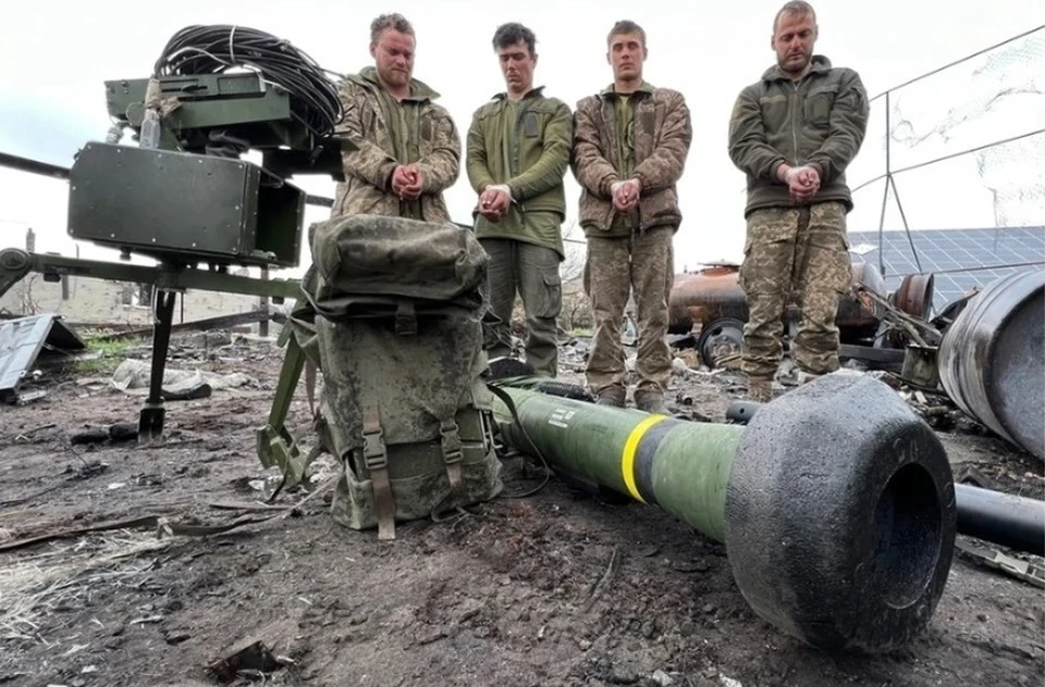 Украинское военнослужащие сдаются в плен ВС РФ