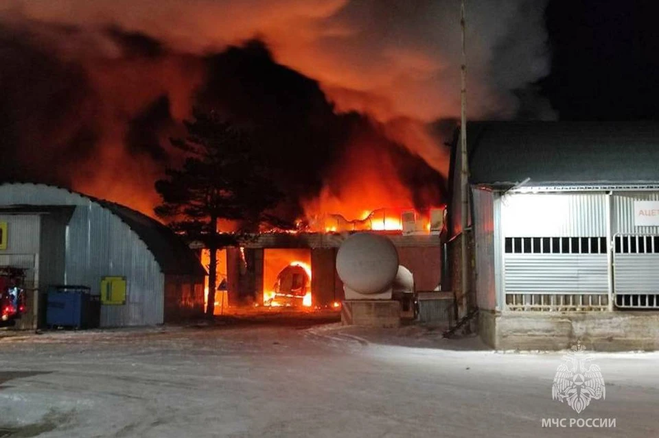Крупный пожар в гаражном боксе произошел в Ангарске ночью 11 ноября