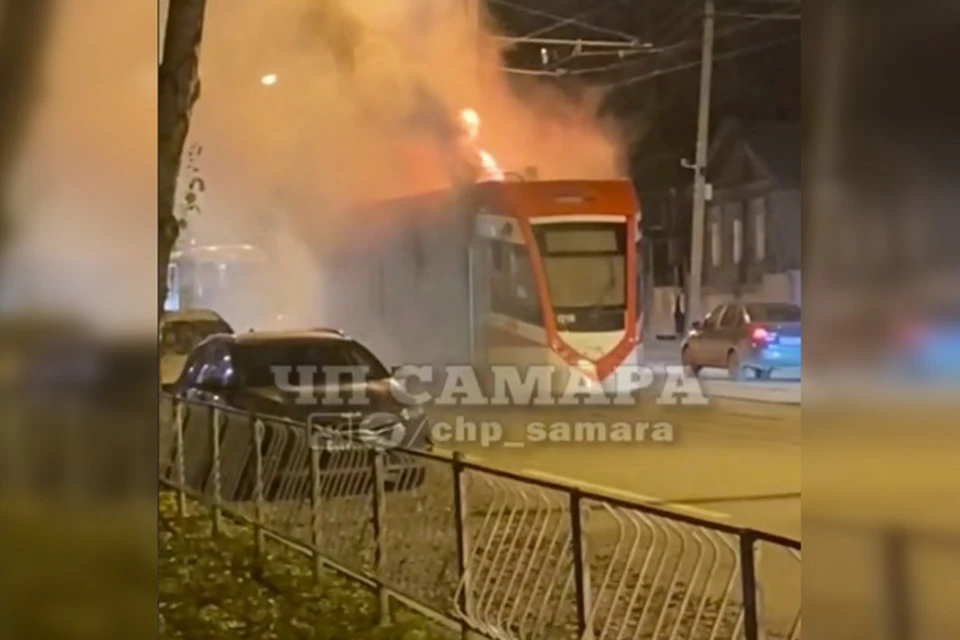 Очевидцы поделились фотографиями горящего трамвая в соцсетях