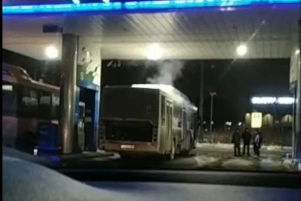Из автобуса валил странный пар. Фото: скриншот из видео "АСТ-54"