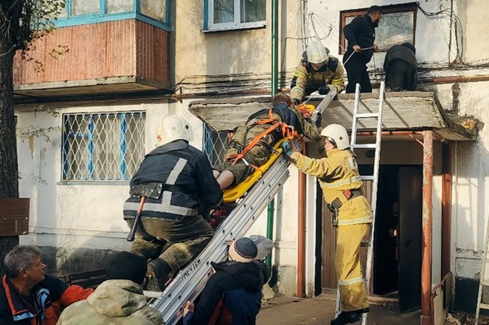 Краснолучские спасатели оказали помощь 38-летнему строителю. Фото - МЧС ЛНР