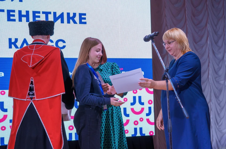 Школьники получили сертификаты на обучение в аграрных вузах. Фото: пресс-службы администрации Крансодарског окая.