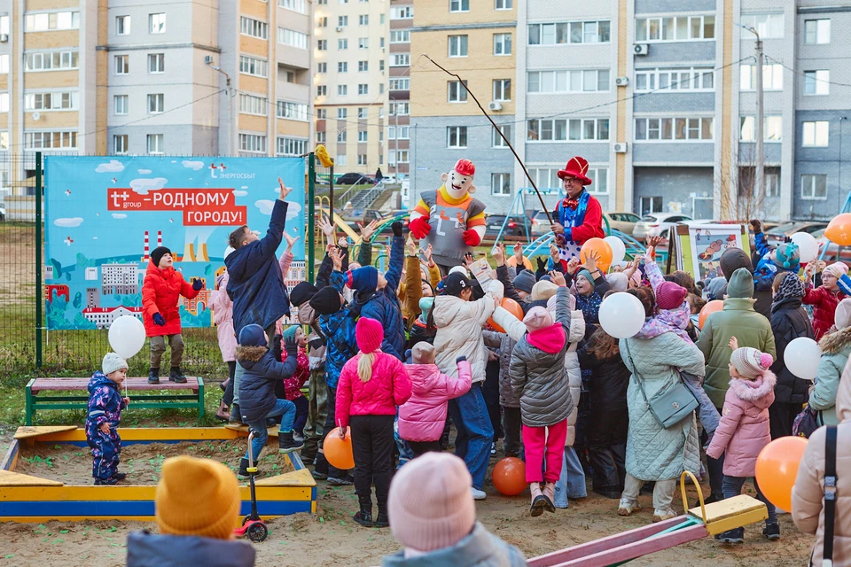 Дети с восторгом приняли новую площадку.