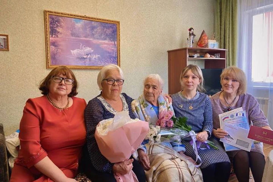 Секретом долголетия поделилась 100-летняя жительница Иркутской области (в середине). Фото: пресс-служба Соцзащиты населения в Усолье-Сибирском