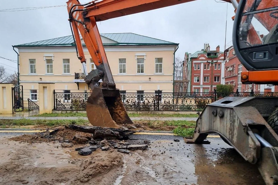 На улице Фрунзе произошла утечка на водопроводе