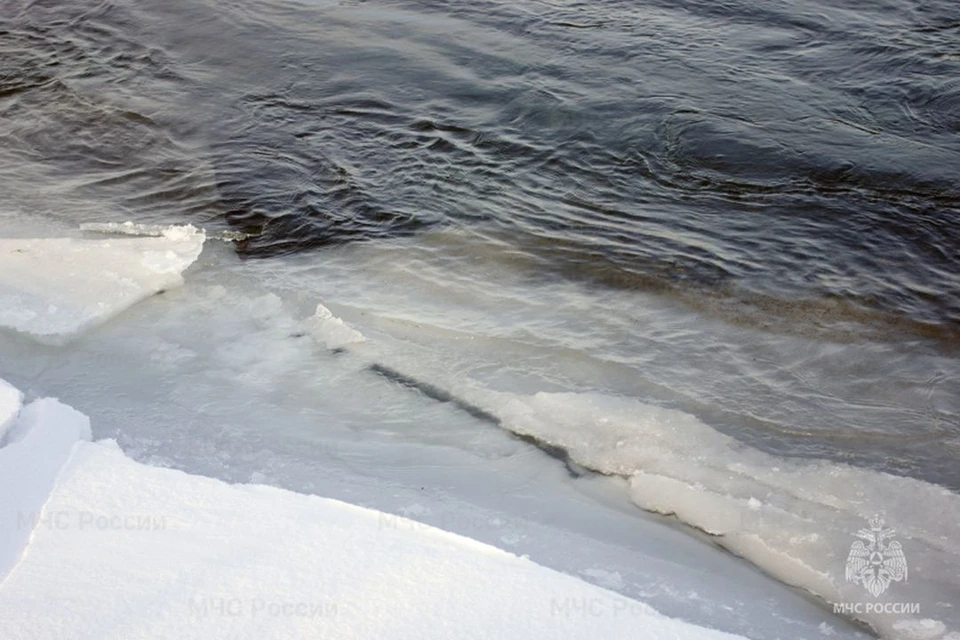 Вездеход с рабочими провалился под лед. Фото: ГУ МЧС России по Иркутской области