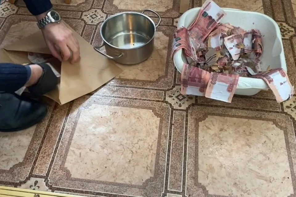 При задержании чиновник попытался уничтожить деньги. Фото: УФСБ России по Крыму и Севастополю, скриншот видео