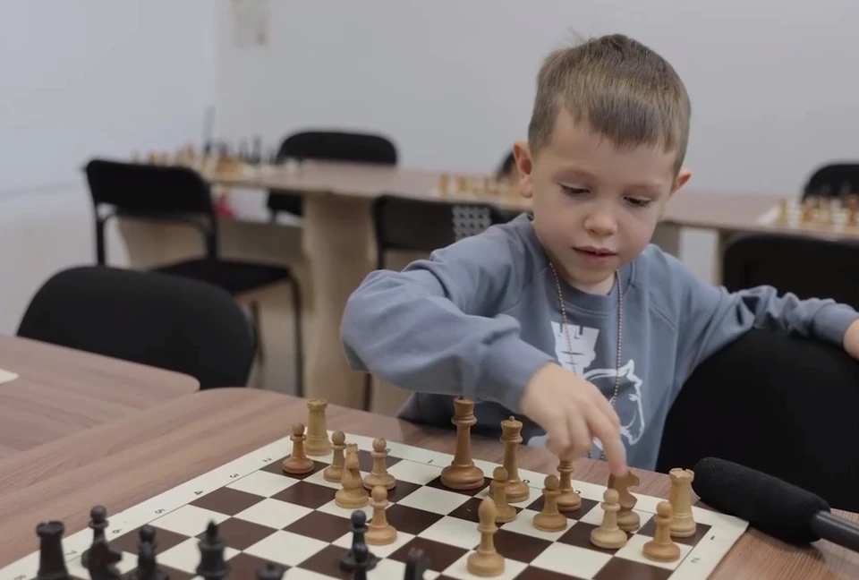 Богдан занимается шахматами полтора года. Фото: принтскрин видео, администрация Владивостока