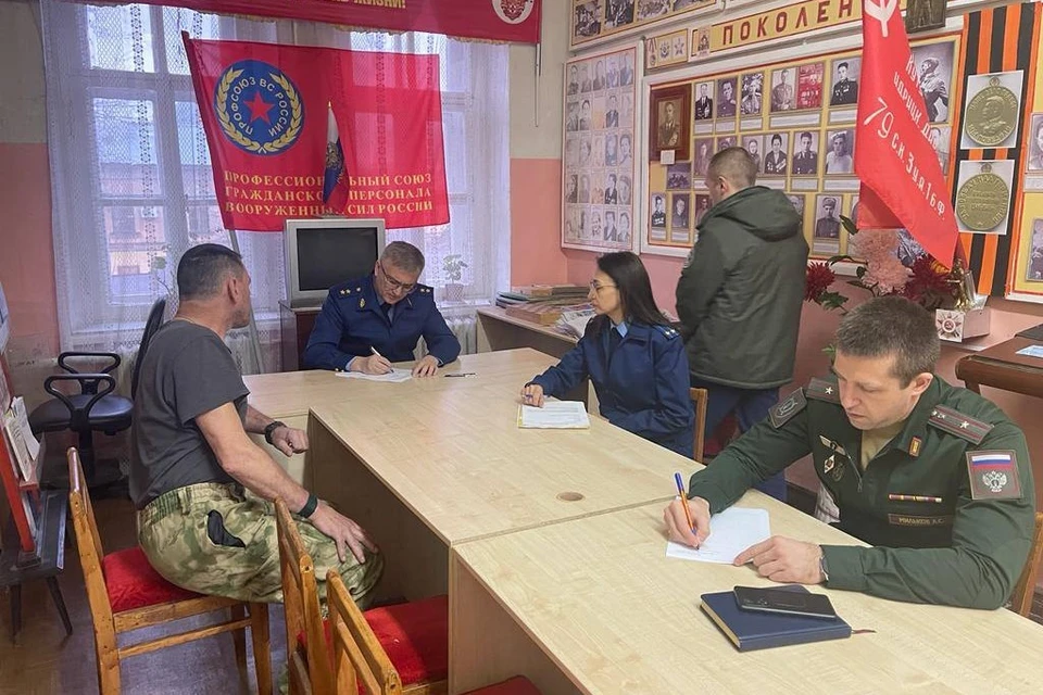Военнослужащие обратились с различными вопросами. Фото: прокуратура Оренбургской области